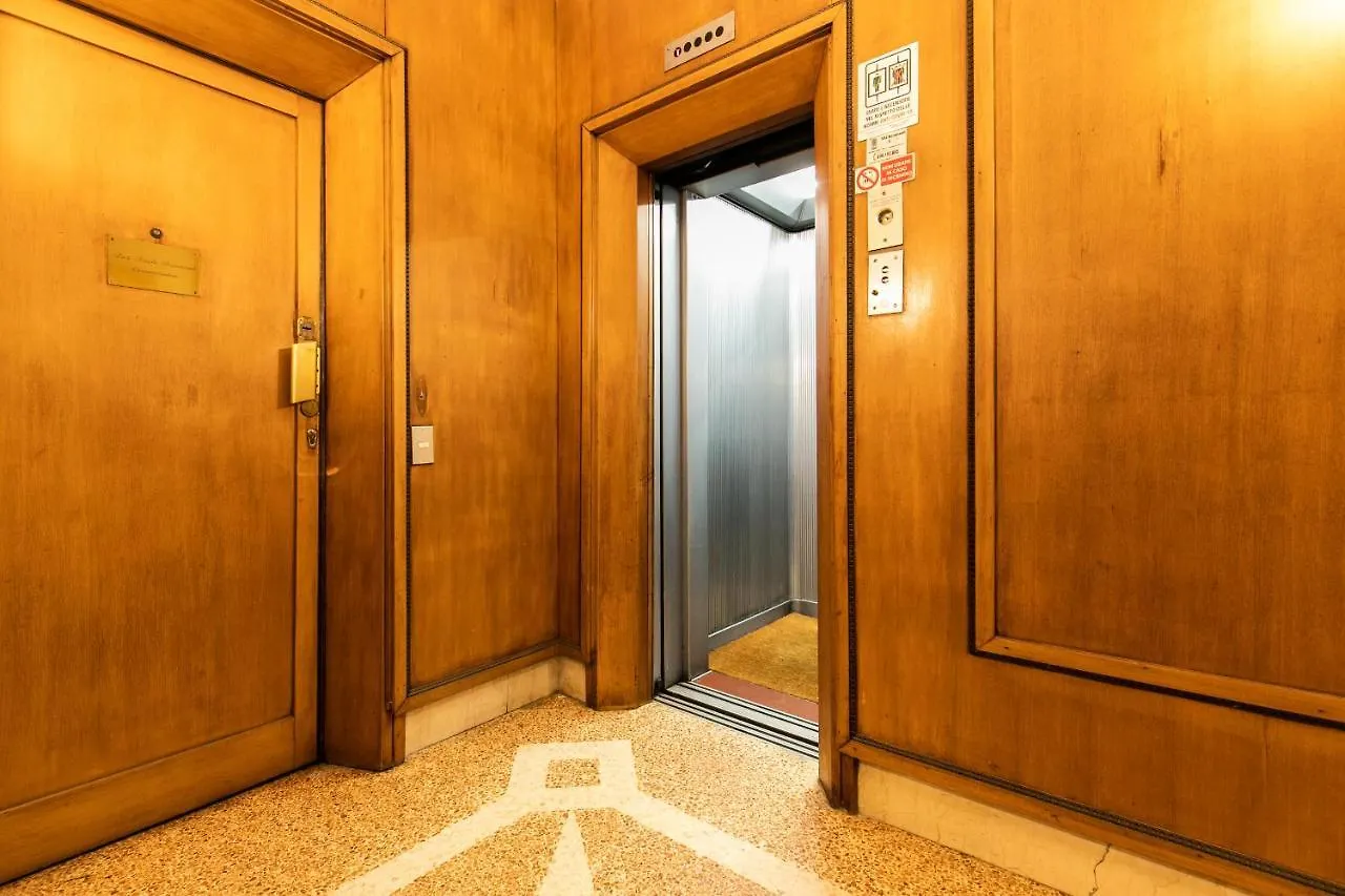 Klimt - Jacuzzi 5 Star - Luxury Design Apartment Milan 0*,  Italy